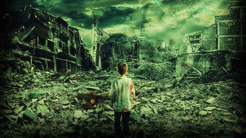 Bambino davanti ai resti di una città distrutta dalla guerra