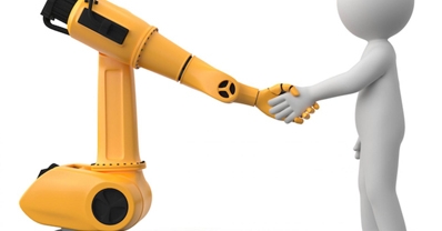 Braccio robotico ed umano che si stringono la mano